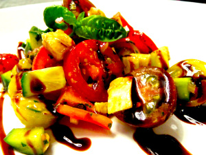 Rezept frischer Tomatensalat mit Basilikum-Dressing - Kochbock.de