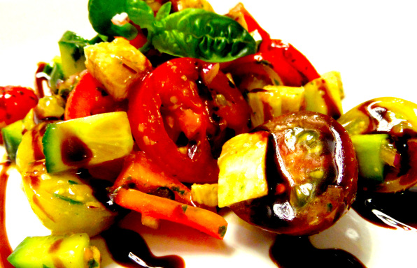 Rezept frischer Tomatensalat mit Basilikum-Dressing - Kochbock.de