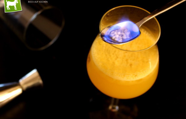 Rezept Cocktail Burning Sunset - Mandarinensaft mit Tequila - brennender Drink von Kochbock.de