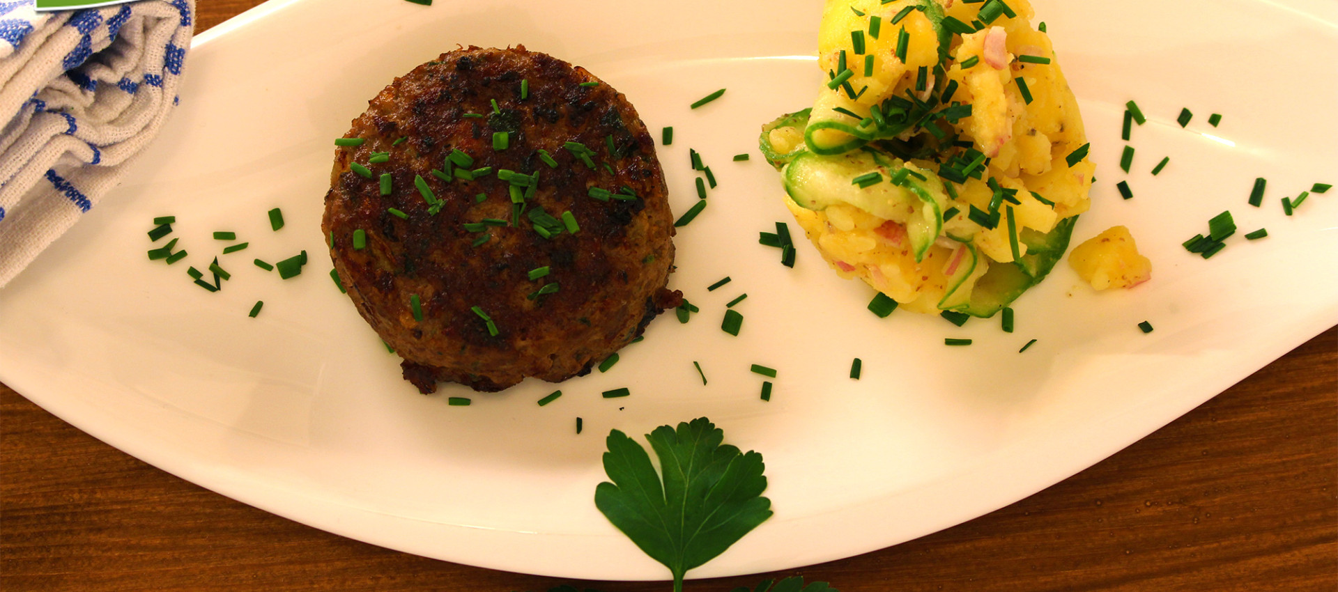 Rezept bayerisches Fleischpflanzerl mit Kartoffelsalat & Gurke - Kochbock.de
