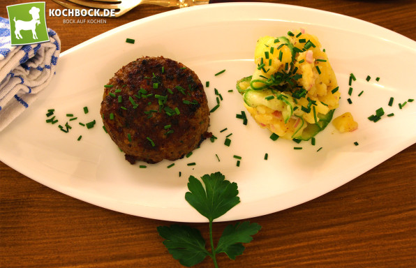 Rezept bayerisches Fleischpflanzerl mit Kartoffelsalat & Gurke - Kochbock.de