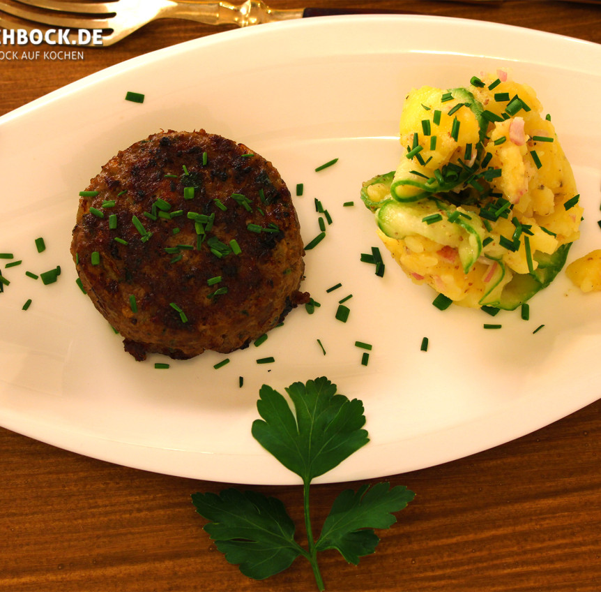 Bayerische Fleischpflanzerl mit Kartoffelsalat | Kochbock.de