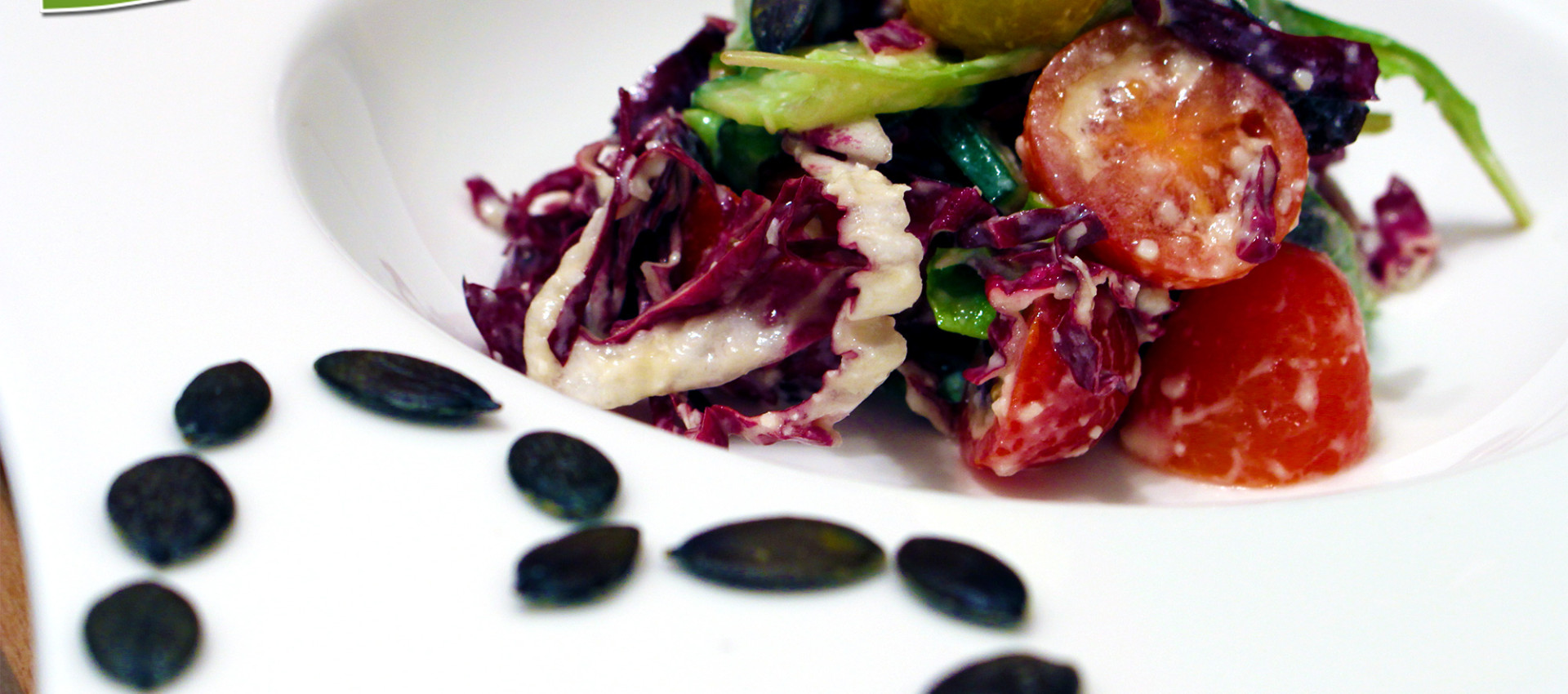 Rezept bunter Salat mit Kürbiskernen & Parmesandressing - KochBock.de