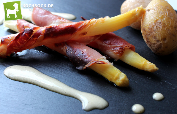 Rezept leckerer weißer Spargel im Speckmantel mit Sauce Hollandaise von KochBock.de