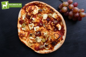 Rezept Pizza mit Trauben & Mandeln mit Schafskäse von KochBock.de