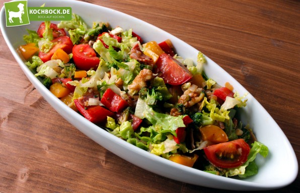 Rezept für herzhaften Salat mit Bacon & Broccoli von KochBock.de