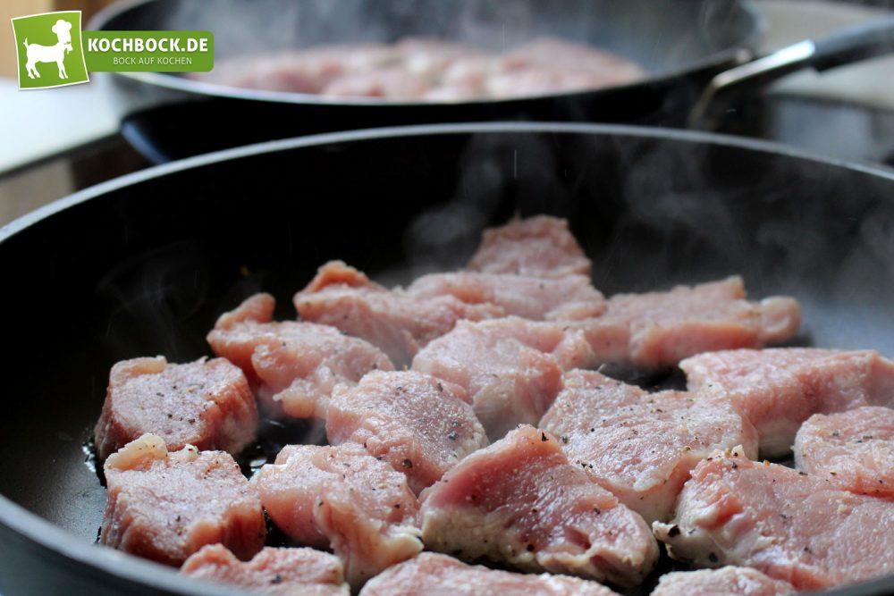 Rezept für Schweinefilet in Paprikasoße von KochBock.de - Fleisch anbraten
